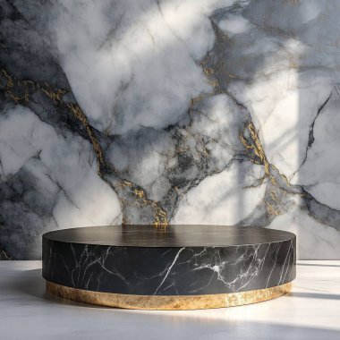 Beyaz Mermer Arkaplan Karşısında Altın Tabanlı Siyah Mermer Yaya