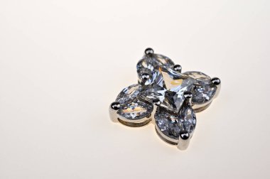 Yaprak şeklinde elmas mücevher bir boşluk bırakır.