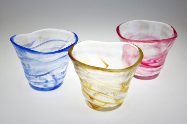 Üç renkli çorba kasesini hazırla.