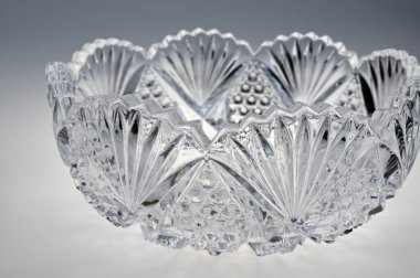 Eğimli arkaplanda cam kase