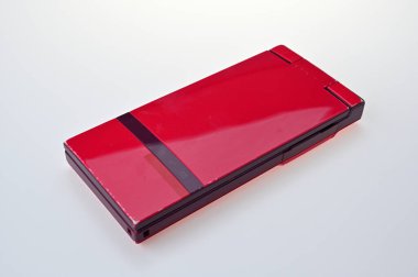 Eski pembe cep telefonunu katlıyorum.