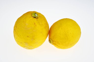 Eşit olmayan iki limon var.