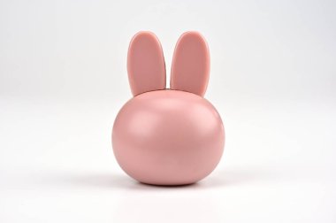 Pembe tavşan şekilli süs ortada..