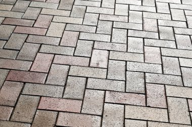 Güçlü güneş ışığıyla aydınlatılmış kiremitler