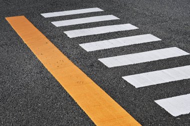 Küçük yaya geçidi ve turuncu çizgi