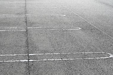 Otoparktaki çizgiler çok ince..