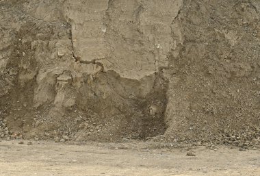 Önünde yürüyüş yolu olan bir duvar.