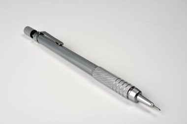 Çapraz yerleştirilmiş gri mekanik kalem