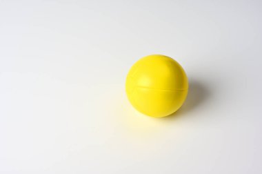 Üzerinde çizgiler olan sarı bir top var..