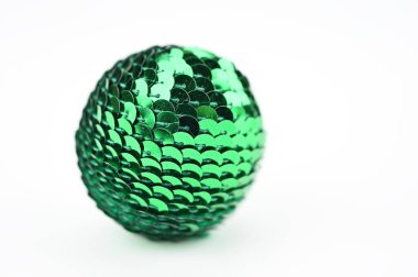 Yeşil bir top süsü var..