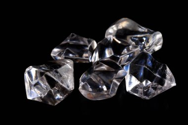 Altı plastik kristal var..