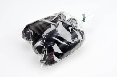 Plastik bir çantada patlıcan.