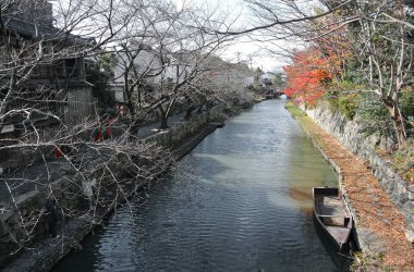 Nehirde küçük bir tekne