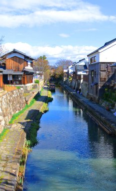 Evler nehrin yanında dizilmişti.