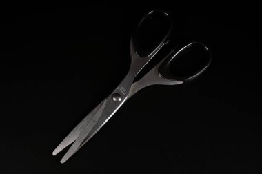 Siyah arkaplanda makas 02