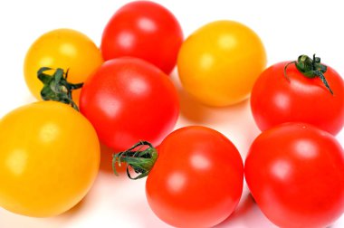 Birçok vişneli domates rastgele yerleştirilir.