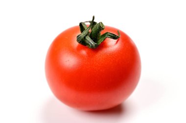 Kırmızı kiraz domatesleri ortada.