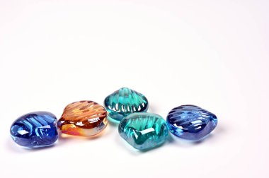 Beyaz zemin üzerinde kabukları olan cam taşlar 02