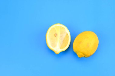 Mavi arka planda limon. 03
