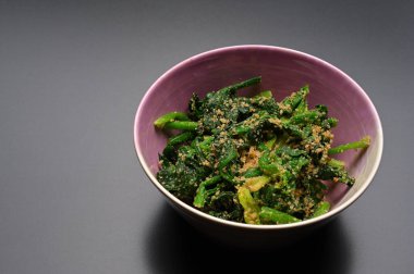 Küçük bir kasede ıspanak 04