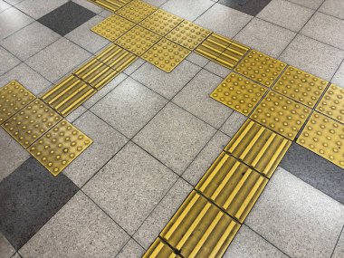 Koridora gömülü körler alfabesi blokları