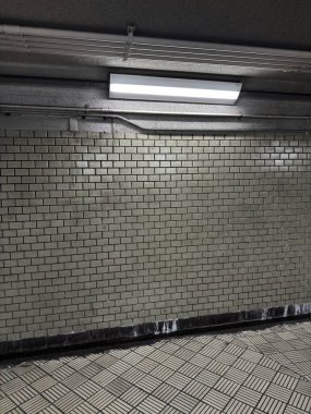 Yeraltı geçidinde duvar var.