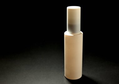 Kapağı 01 olan beyaz plastik kap