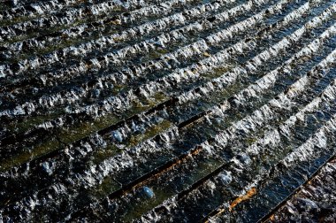 Merdivenlerden aşağı akan su