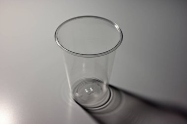 Temiz bir plastik kupa var.