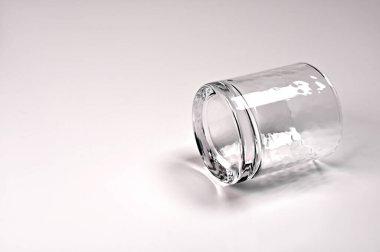 Boş şeffaf bir bardağın fotoğrafını çekmek. 03