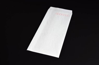 Siyah arkaplan 01 üzerindeki zarf