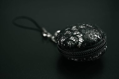 Kayışı 03 olan fermuarlı bozuk para çantası.