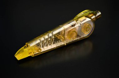 Plastik kasa 03 'teki düzeltme bandı