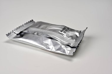 Keskin kenarlı bir paket çantası.