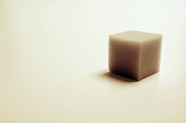 Yerleştirilmiş kare bir sünger var.