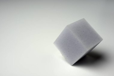 Yerleştirilmiş kare bir sünger var.