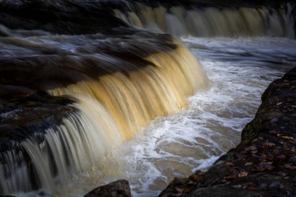 位于英国南威尔士Pontneddfechan附近Neath河畔的Sgwd Ddwli的马蹄瀑布或Sgwd Bedol — 图库照片