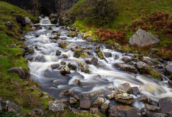 기사보기 사우스 웨일즈검은 있는아 강바닥을 흐르는 바위가 A406 지나고 — 스톡 사진