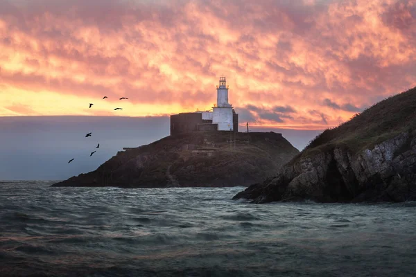 Ein Feuriges Morgenlicht Über Mumbles Leuchtturm Swansea Bay South Wales — Stockfoto