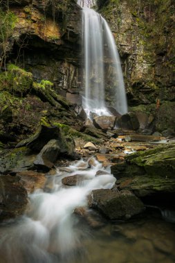 Neath, Güney Galler 'deki Resolven köyündeki uzun ve güzel şelale.