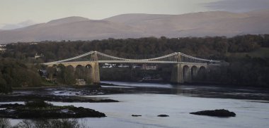 Menai Askı Köprüsü, Anglesey 'i Birleşik Devletler' in Kuzey Batı Galler anakarasından ayıran Menai Boğazı 'na yayılıyor.