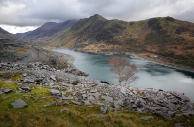 Kuzey Galler, Llanberis yakınlarındaki taş ocaklarından Llyn Peris Gölü manzarası.