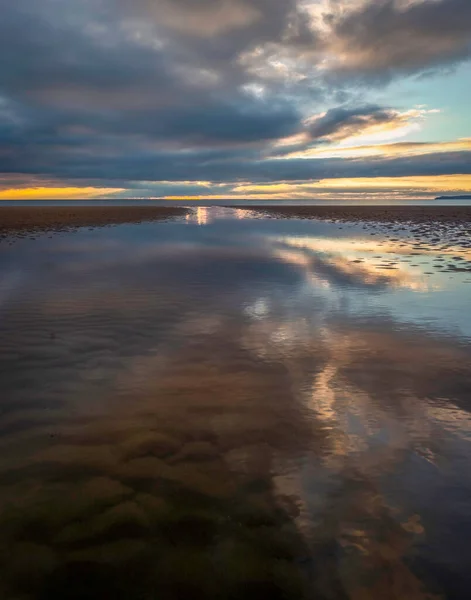 Reflexiones Una Marea Baja Atardecer Aberavon Beach Port Talbot — Foto de Stock