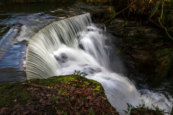 Uma Cachoeira Artificial Escondida Não Muito Longe Abadia Neath Rio — Fotografia de Stock