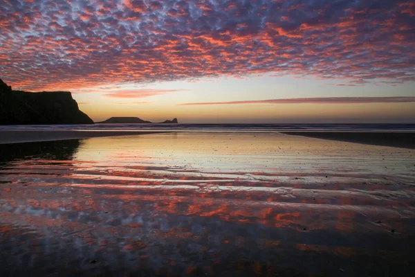 Formacja Chmury Makreli Zachodzie Słońca Nad Zatoką Rhossili Półwyspie Gower — Zdjęcie stockowe