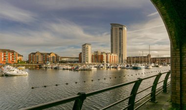 Swansea, İngiltere - 13 Nisan 2023: Meridian Kulesi, Galler 'in Swansea Marina' daki en yüksek binası, 107 metrede (351 feet) duruyor.)