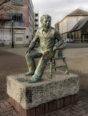 Editör Swansea, İngiltere - 13 Nisan 2023: Galli şair Dylan Thomas 'ın heykeli heykeltraş John Doubleday tarafından Swansea Marina, U