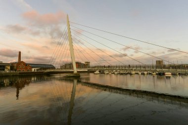 Editör Swansea, İngiltere - 13 Nisan 2023: Swansea, Galler 'deki Tawe nehri üzerindeki Millennium köprüsü