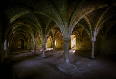 Savaş Manastırı altındaki Acemi Ortak Salonu kısmen harabeye dönmüş Benedictine Manastırı, Doğu Sussex, İngiltere U