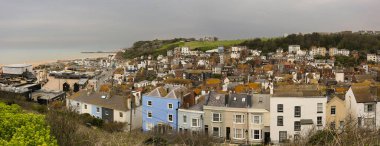 Editör Hastings, İngiltere - 27 Nisan 2023: İngiltere 'nin Doğu Sussex kentindeki Hastings Old Town' un panoramik görüntüsü